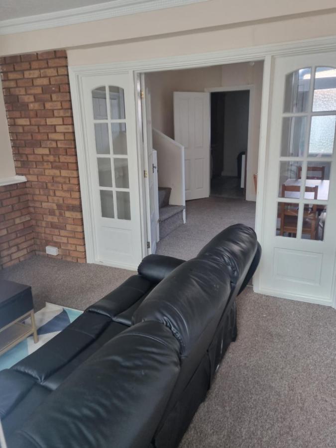 Cheerful 3-Bedroom House Brierley Hill Dış mekan fotoğraf