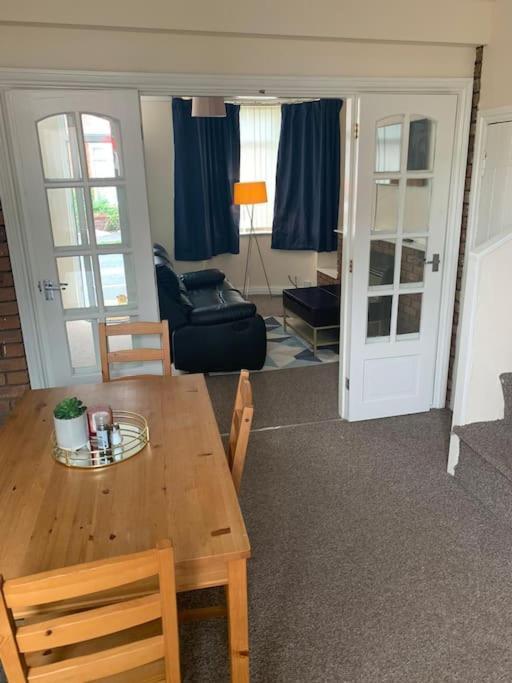 Cheerful 3-Bedroom House Brierley Hill Dış mekan fotoğraf